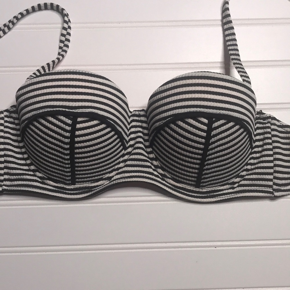 Xhilaration Sz M retro style swimsuit top